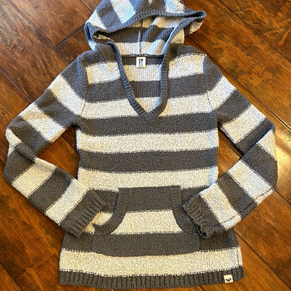 Great condition Roxy gray and white sweater with hood Women’s M